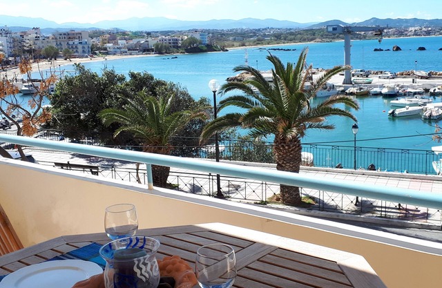 Elegante APT con increíbles vistas al mar, junto a la playa de arena y el casco antiguo y el centro de Chania