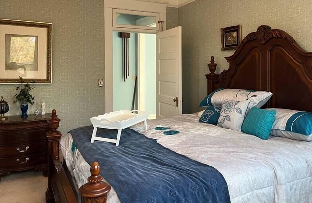 Elegant Blue suite in Victorian Estate