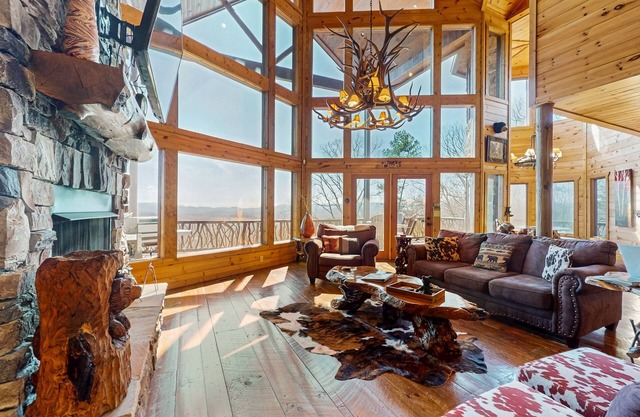 Elegante cabaña con increíbles vistas, jacuzzi, mesa de billar y chimeneas interiores / exteriores.