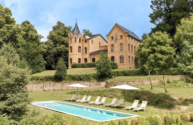 Castillo elegante con piscina en Cataluña, España