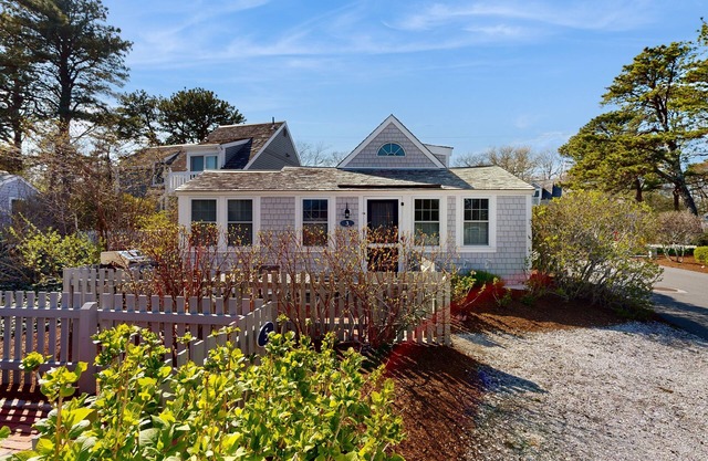 Elegant coastal cottage with a full kitchen & patio - steps from private beach