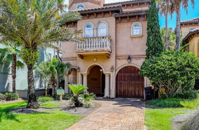 Elegant coastal villa with spacious patio, pool, hot tub, free WiFi & central AC