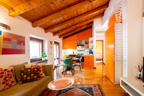 Elegant Colorful Apartment - Verona Apartments