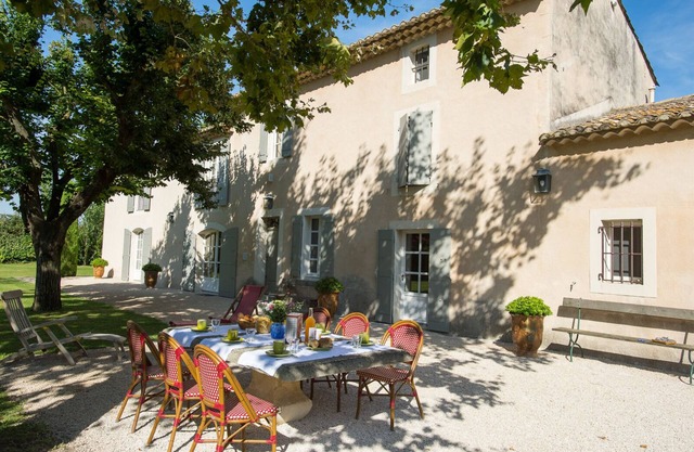 Elegant country house, air-conditioning, 6 bedrooms, tennis court, heated pool,