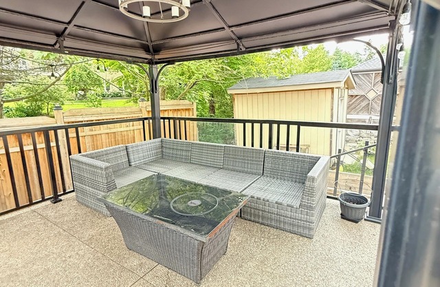 Elegant & Cozy Designer Home in Meadowlands