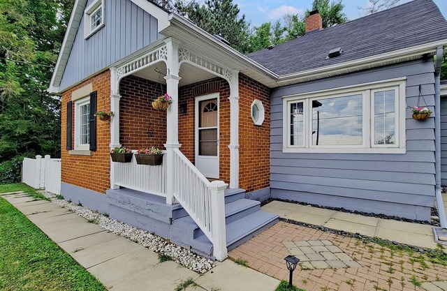 Elegant & Cozy English Villa with beautiful fenced backyard