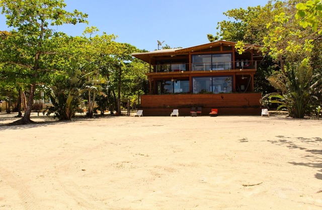 Elegante villa frente al mar personalizada con paredes de vidrio de piso a techo, 180 vistas al mar