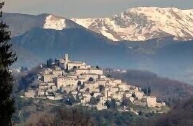 Elegant design house in the historic center of one of the most beautiful villages in Italy