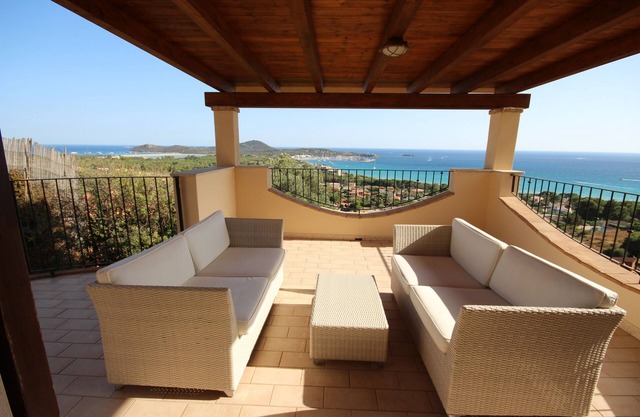 Elegante casa unifamiliar con fantásticas vistas al mar, a 7 minutos a pie de la playa de arena