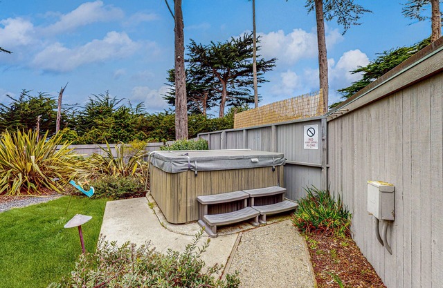 Elegante, agradable para perros, casa frente al mar con las cubiertas, piscina comunitaria, jacuzzi y jardín