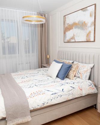 Elegant Downtown Apartment with Private Parking