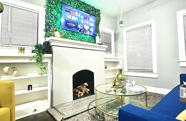 Elegant Downtown Cottage Perfect For Long Stays