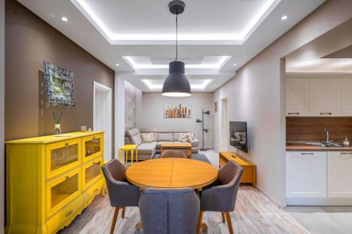 Elegant Escape in The Heart of The City by Flat Mаnager