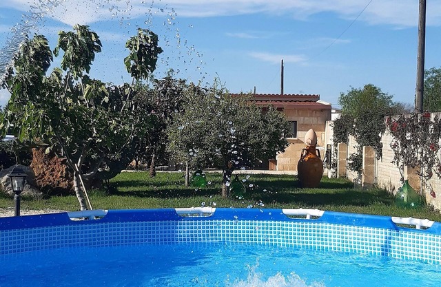 Elegante casa de campo y la dependencia en la villa en el campo