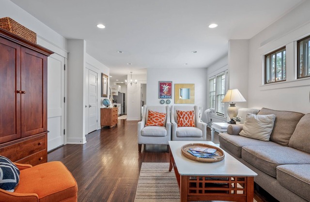 Elegant Flat nestled right off-campus & free parking!