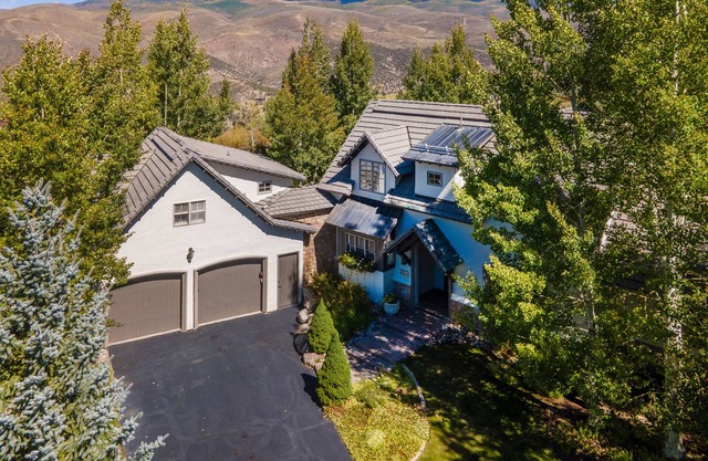 Luxury Listing! Gourmet Kitchen| Hot Tub |Patio| Fireplace| 20 Mins to Vail