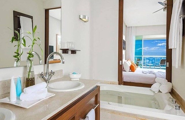 Elegant Grand Mayan Master Suite – Beachfront Luxury in Acapulco