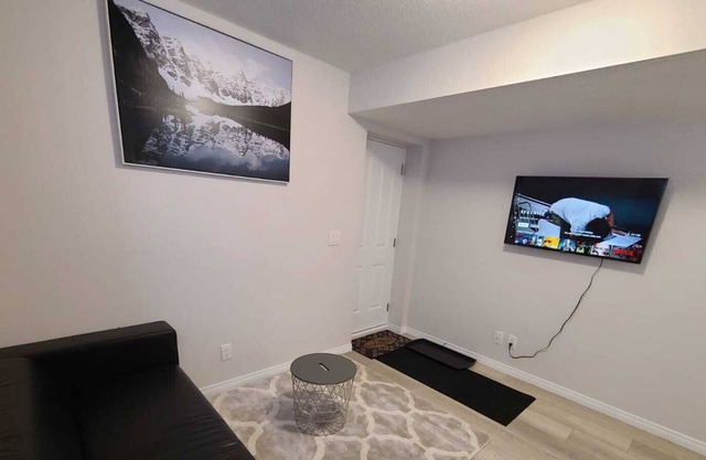 Elegant guest suite with private entry & free parking