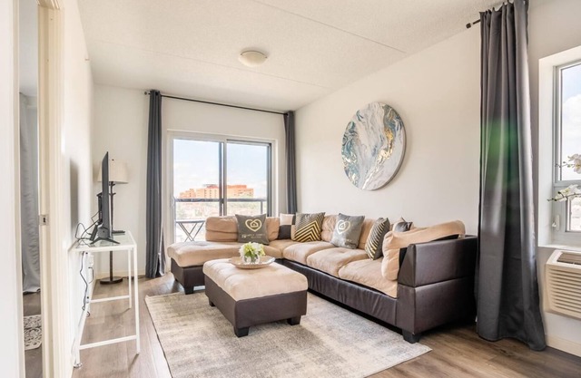 Elegant Hamilton Apartments. GYM, BBQ