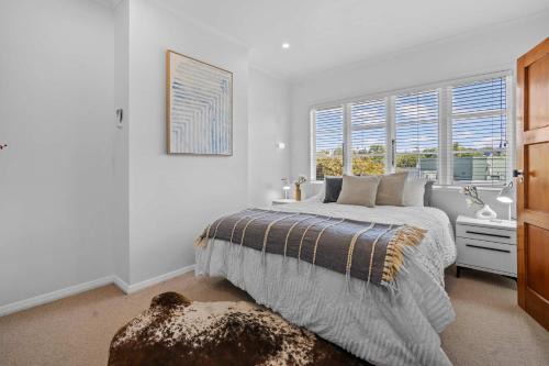 Elegant Hamilton East Home Near Gardens and Cafes