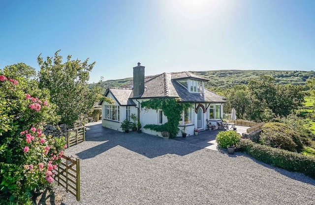 Elegant Holiday Cottage on the Banks of the River Artro | Artro