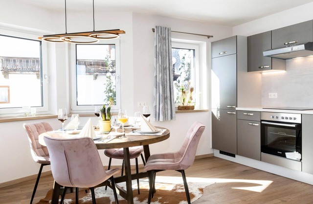 Elegant holiday home, 400m to the ski bus