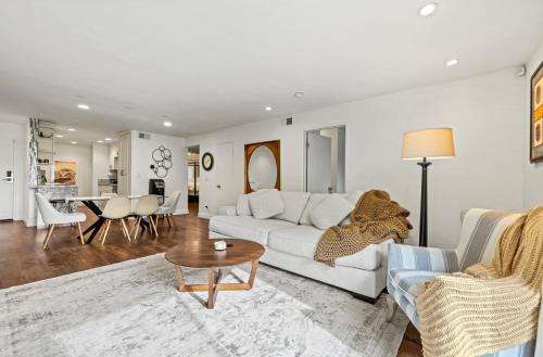 Elegant Hollywood Retreat - Spacious 2BR 2BA Condo with Resort-Style Amenities