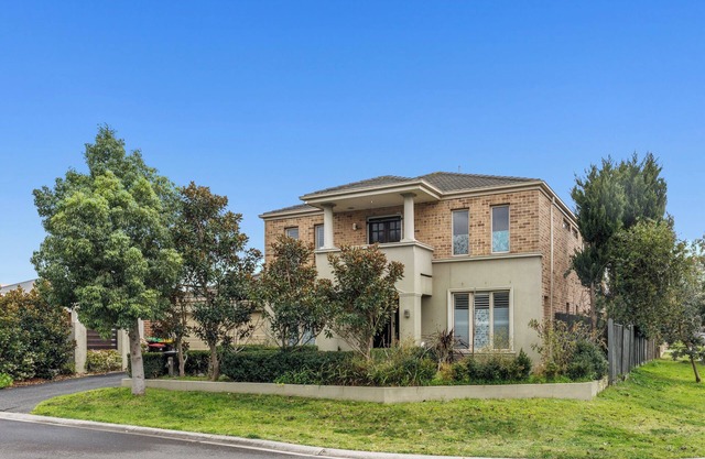 Elegant Home with 3 En-Suites Facing Golf Course