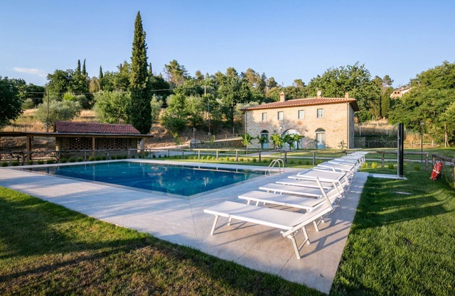 Elegant villa with private pool near Cortona