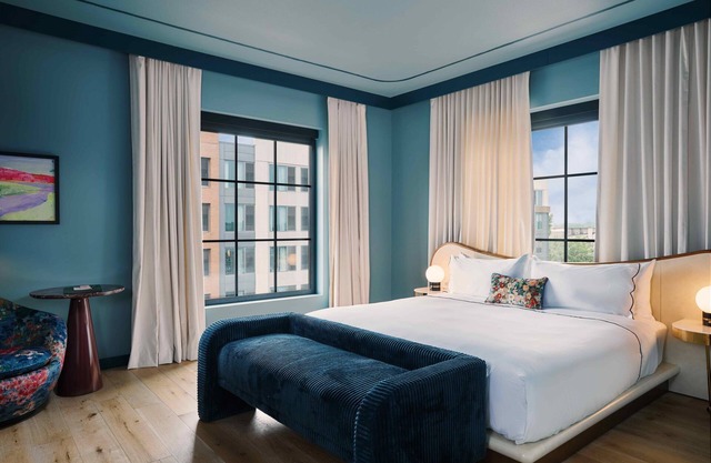 Elegant King Room Near Louisville Slugger Museum & Factory! Pets Allowed