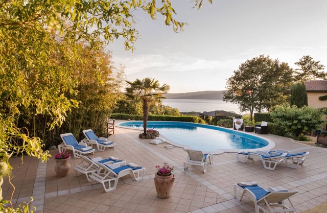 Elegant Lake Home with pool, hot tub and view on the hills 50min away from Rome