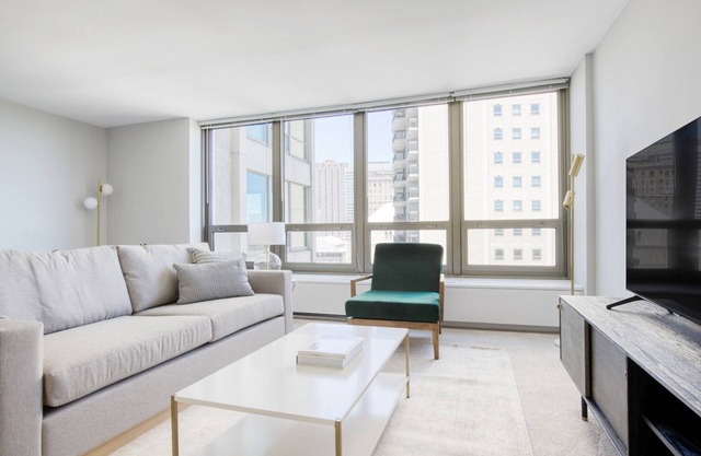 Elegant Lakeview 1BR w/ Gym, Pool, 1 block to Lincoln Park, by Blueground