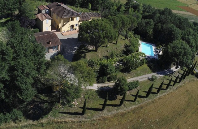Elegant lemon house in a typical Tuscan farmhouse.