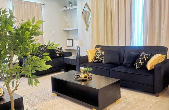 Elegant living - free WiFi, Kid friendly and near shops & resto