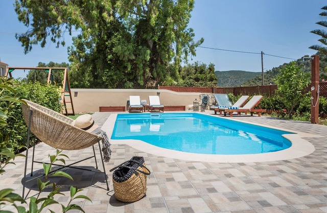 Elegante apartamento de lujo con jardín, piscina, barbacoa y parque infantil.