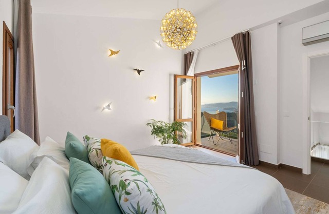 Elegante Villa de Lujo con Vistas Impresionantes al Mediterráneo