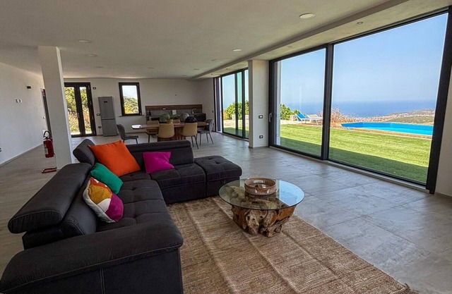 ELEGANT MINNI VILLA WITH PRIVATE POOL, 10 MINUTES FROM THE SEA