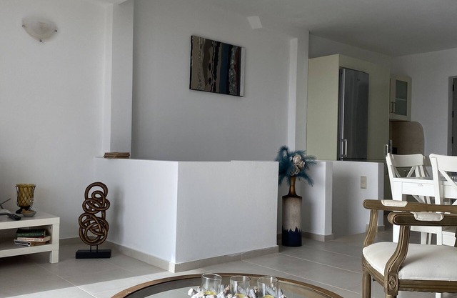 Elegant, Modern apt. Shared Swimming Pools. 5 min walk to Beach sleeps 6