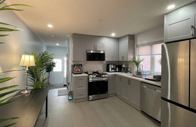 Elegant Modern Decor Whole Townhouse In Milton