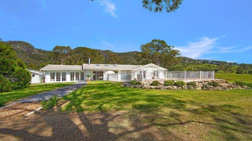 Elegant & Modern Home - Retreat In Gloucester Tranquil Rural Escape With Pool & Views