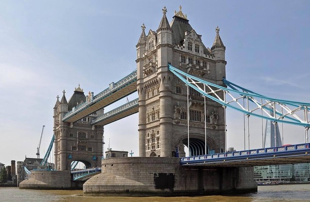 Elegant & Modern London Flat with Parking & Prime Location