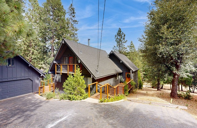 Elegant Mountain Getaway with Stunning Deck Views and a Relaxing Hot Tub