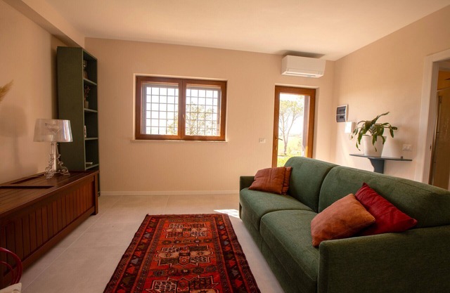 Elegante casa nueva con jardín, porche y piscina compartida