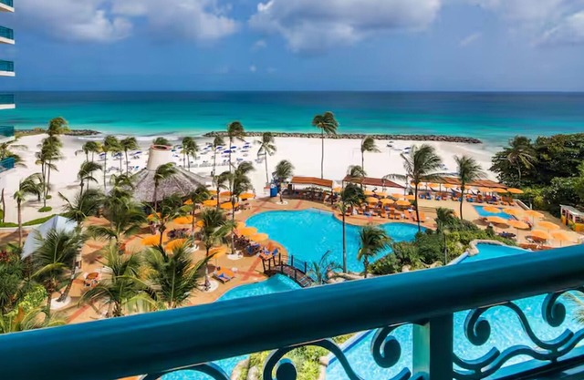 Elegant Ocean View Suite w/ Balcony Perfect for Couples' in Beach Resort