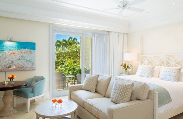 Elegant One Bedroom w/ Oceanfront View, Private Beach Access, Long Bay Beach