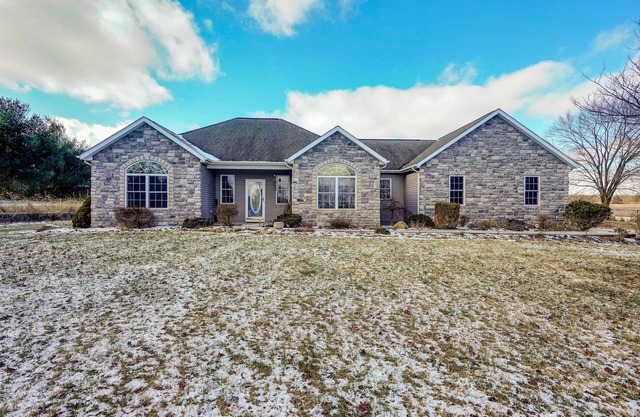 Elegant Pataskala Home w/ Hot Tub & Fire Pit!