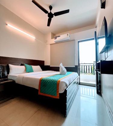 Elegant Queen Room with Private Balcony & AC