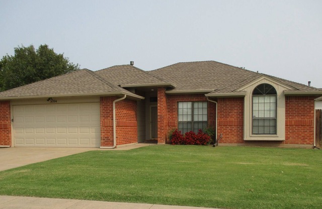 ELEGANT REMODELED MOORE HOME 8 MILES TO OU & 15 MILES TO OKC BRICKTOWN