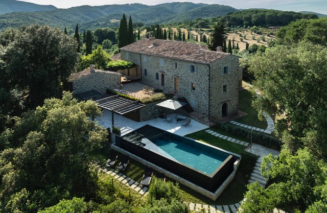 Elegante residencia situada en una colina toscana con piscina y cancha de tenis