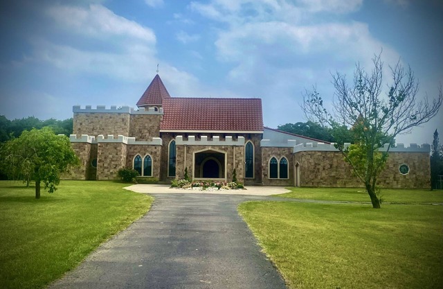 Elegant, romantic castle w/ rooftop deck, forest, pond and theater!